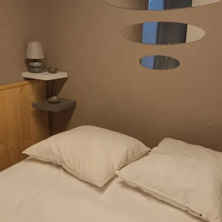 Pour 4 Personnes Dans Rue Tres Calme Saint-Laurent-le-Minier