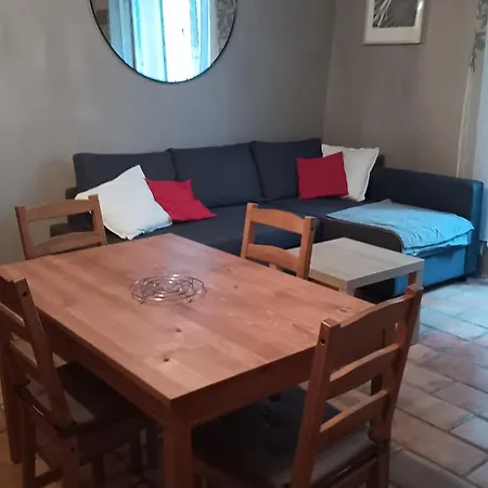 Pour 4 Personnes Dans Rue Tres Calme Saint-Laurent-le-Minier