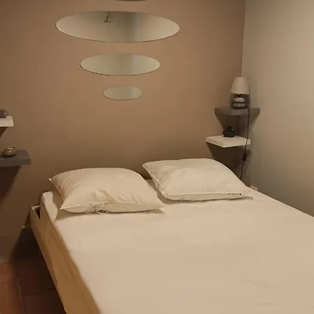 Pour 4 Personnes Dans Rue Tres Calme Apartmán