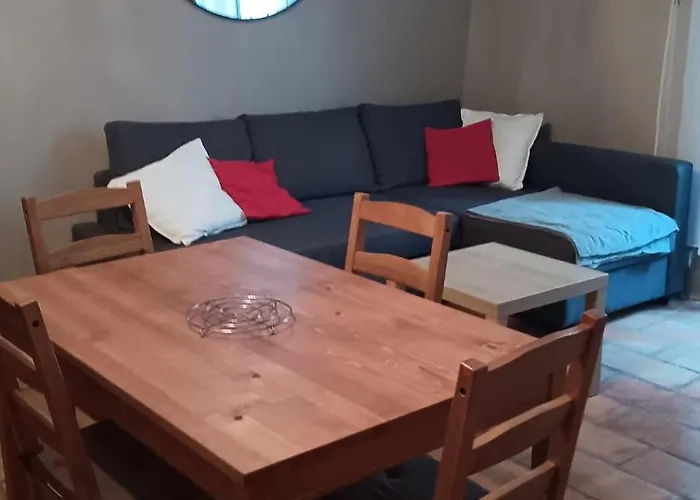 Pour 4 Personnes Dans Rue Tres Calme Saint-Laurent-le-Minier